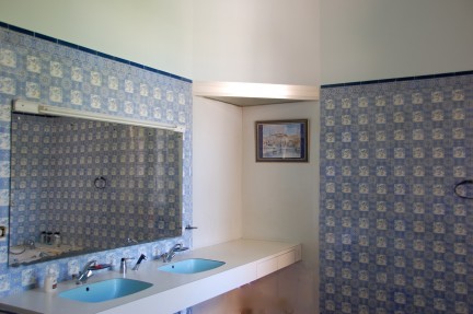 Grande salle de bain carrelée bleu.